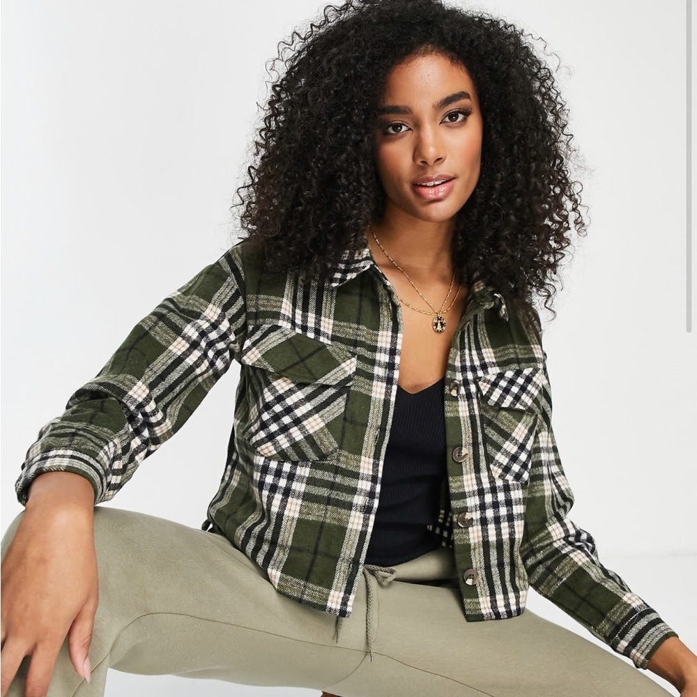 Vero Moda FRSH olive green button up cropped shacket in khaki plaid oversized XS